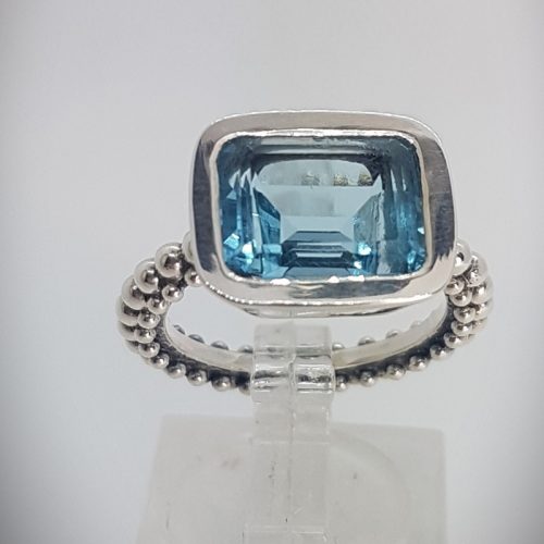  Ring with rectangular blue Topaz