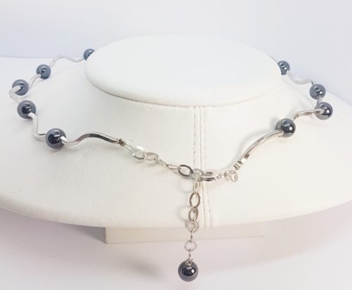 collana fatta a mano in argento e ematite