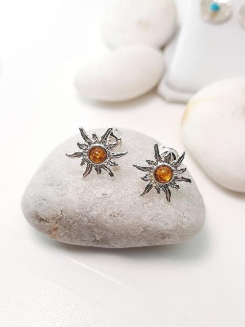 earlobe earring with silver anda amber