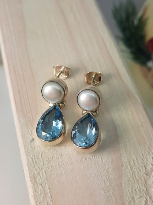 Earrings with pearls and topaz